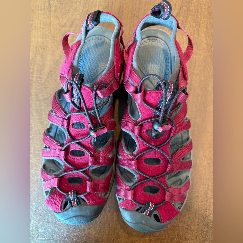 NWOT KEEN Whisper Water Sandals in Beaujolais/Black SZ 9